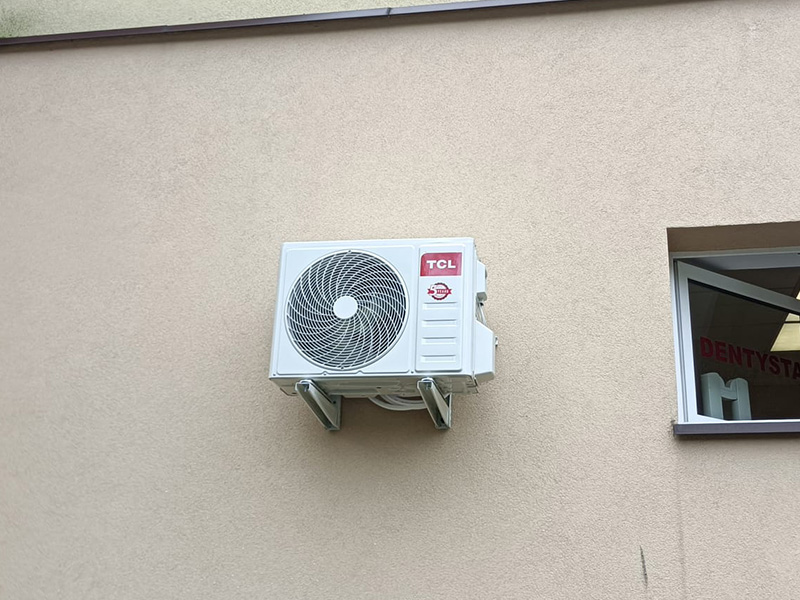 Montaż klimatyzatora zewnętrznego w hali w Przemyślu